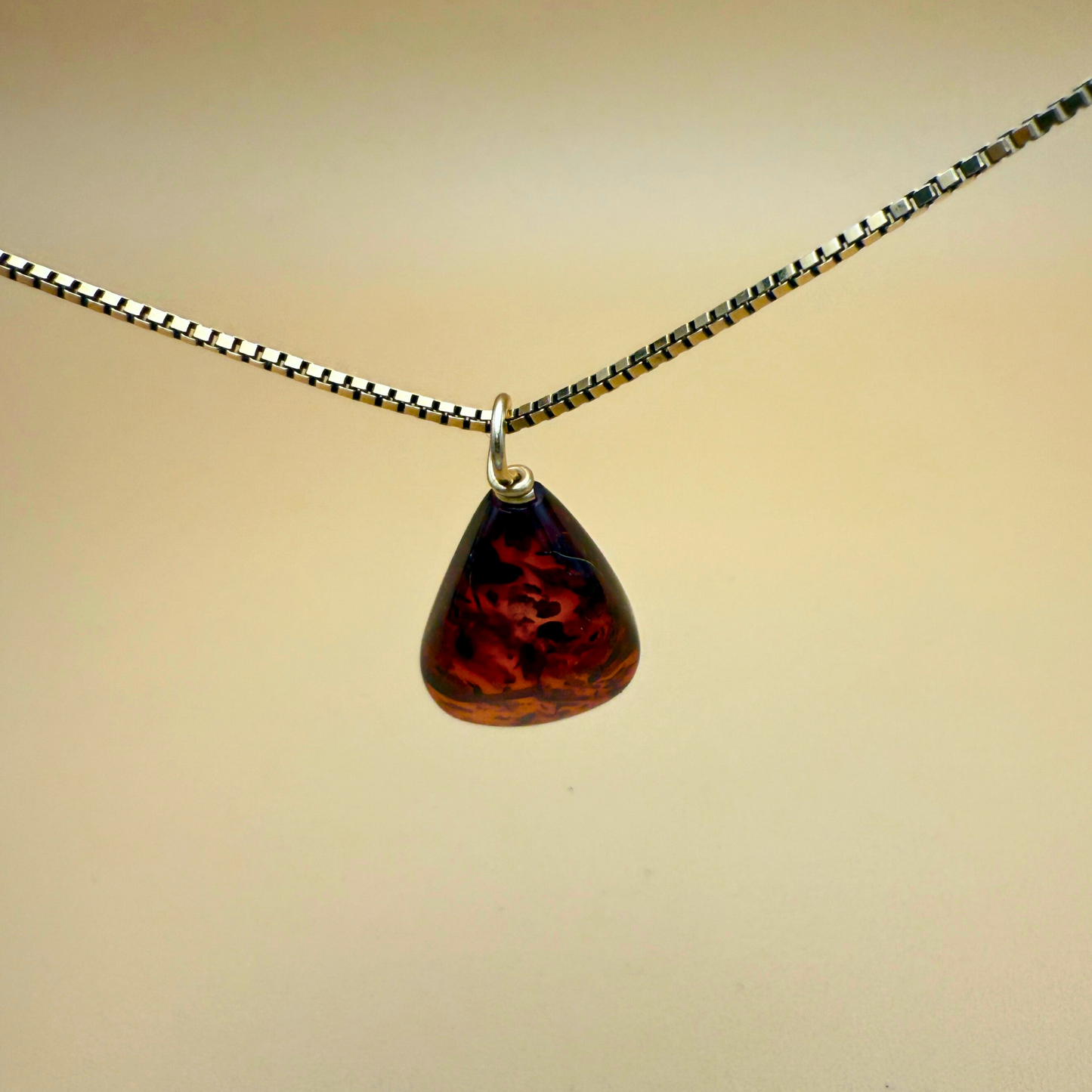 Bernstein Tropfenanhänger · Weinrot · 14 kt Gold