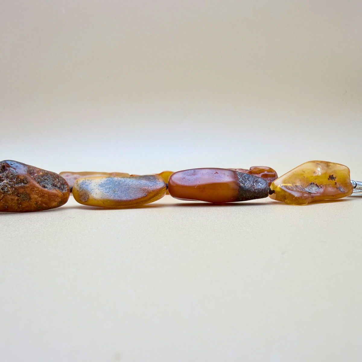 Poleret Ravhalskæde – Cognac, Mos & Lys