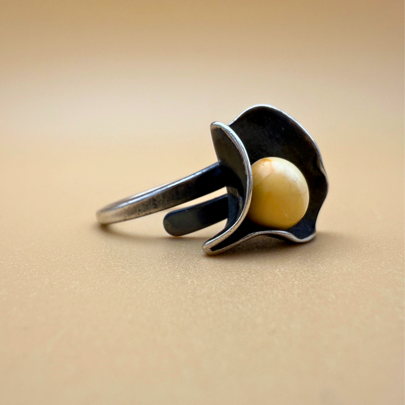 Østers Ring – Milky White Amber