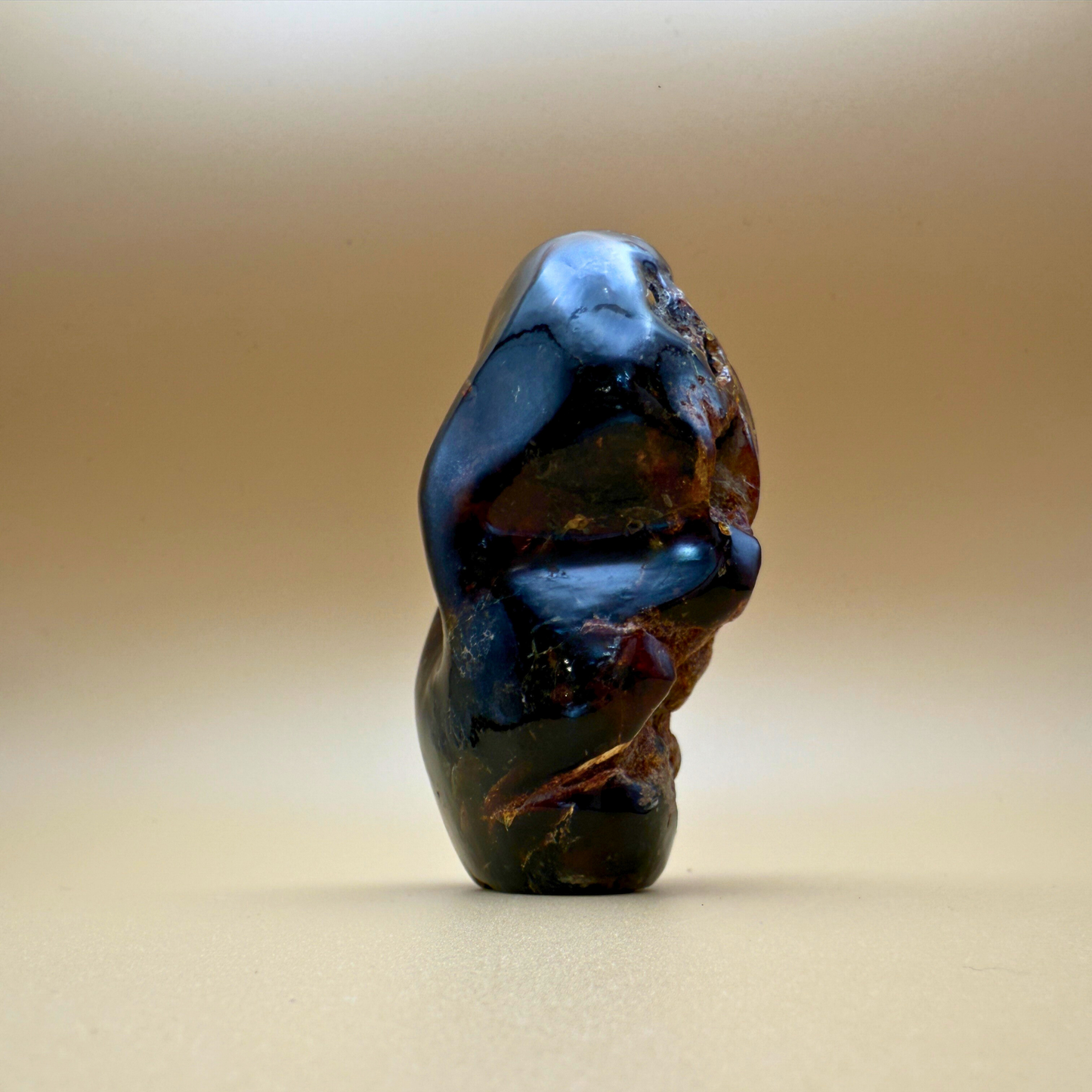 Skulpturel rav skulptur – mørkegrøn-sort med planteindeslutninger