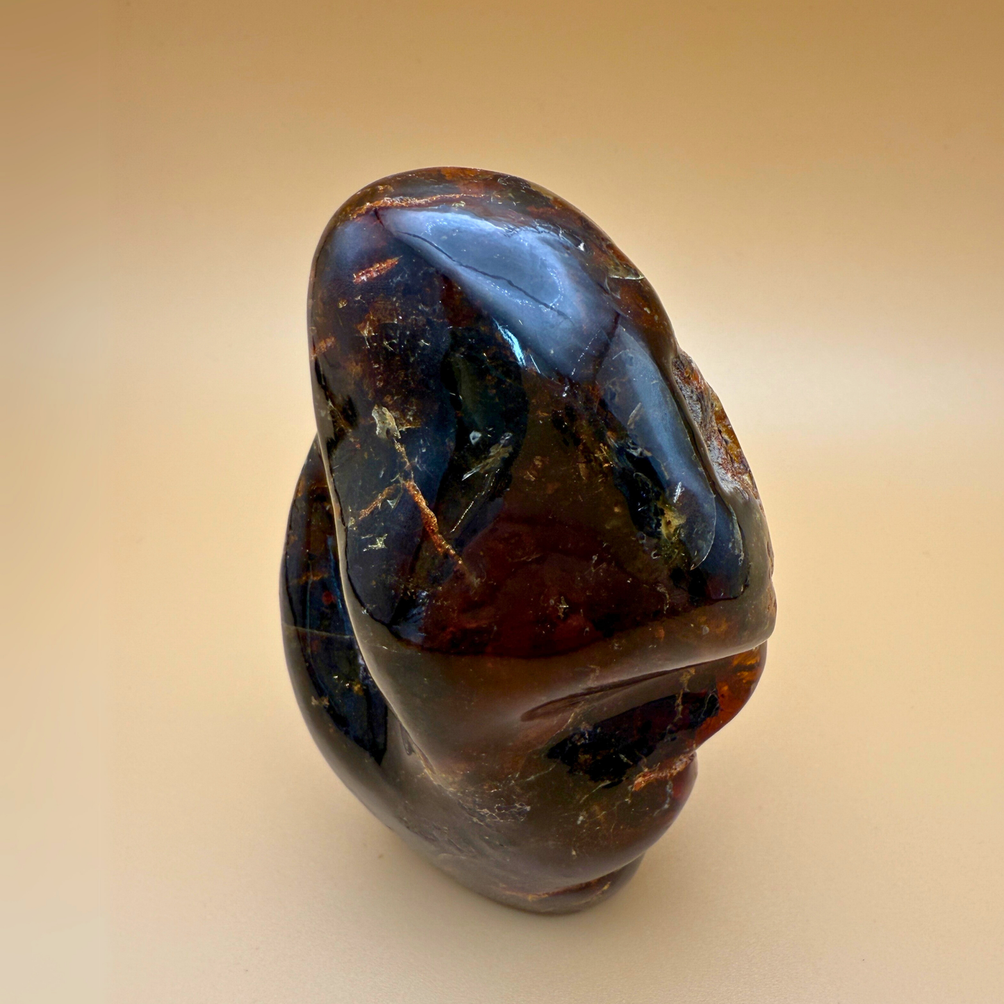 Skulpturel rav skulptur – mørkegrøn-sort med planteindeslutninger