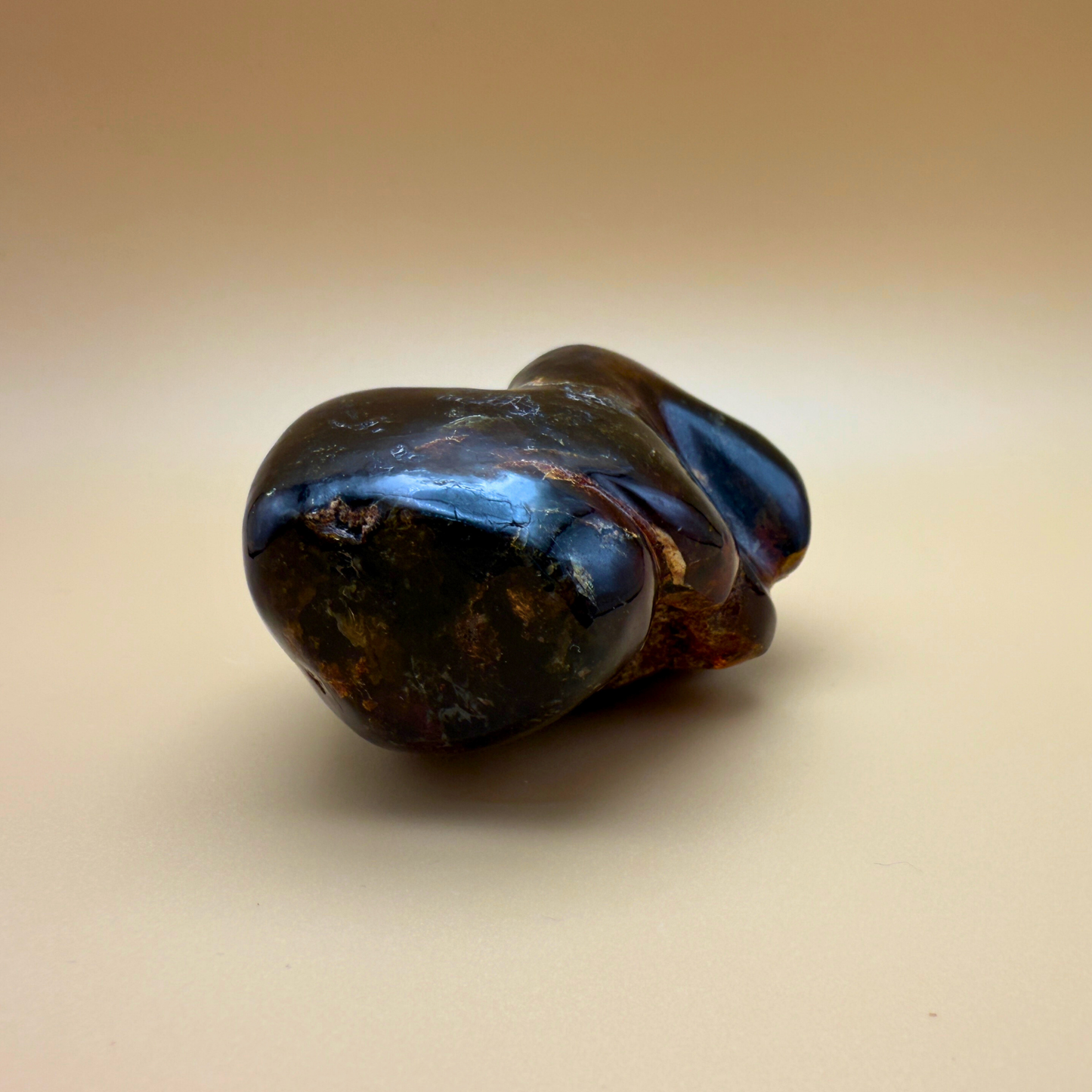 Skulpturel rav skulptur – mørkegrøn-sort med planteindeslutninger