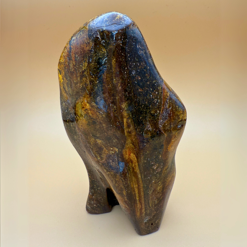 Poleret ravskulptur – skovgrøn med naturlig guldglimmer