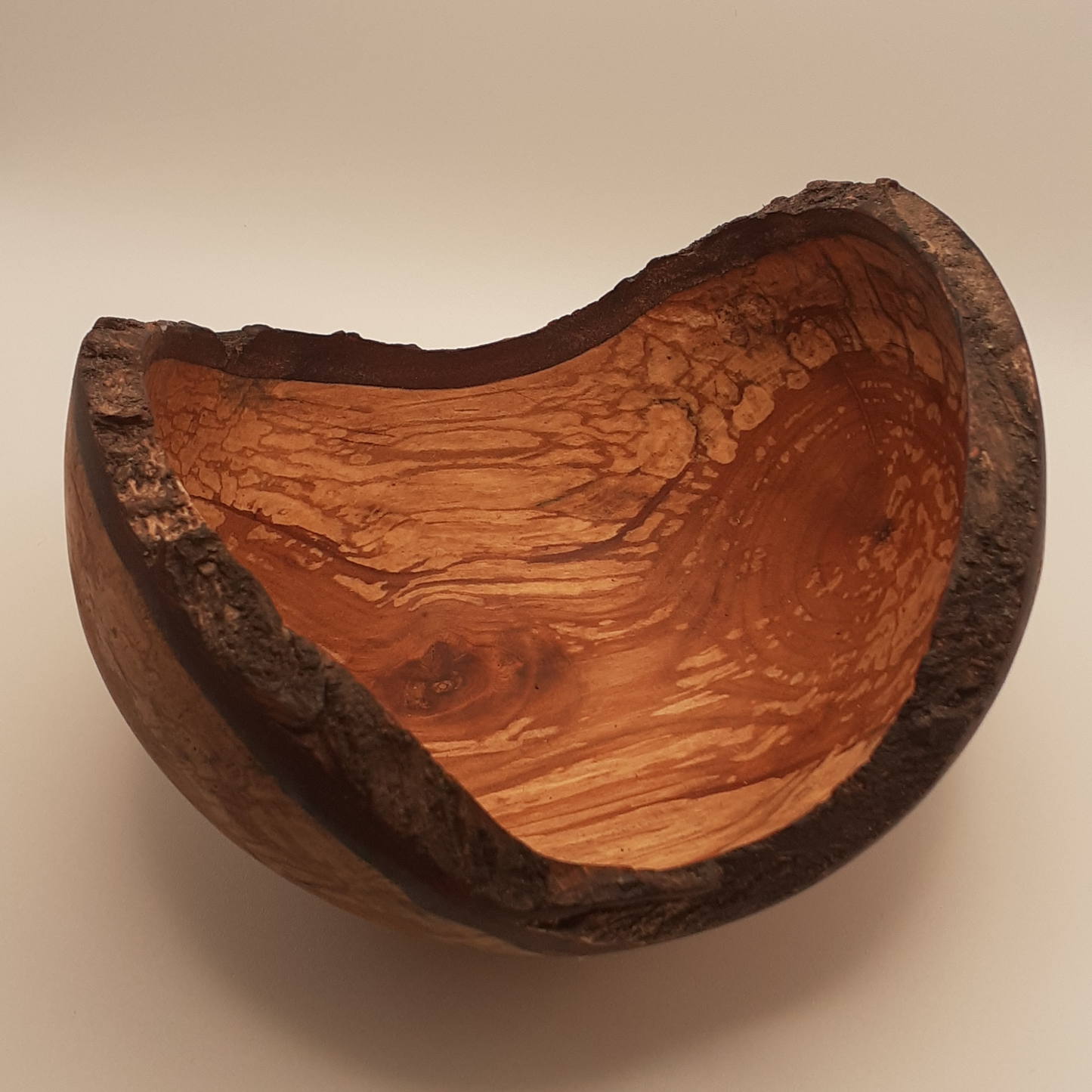 Holzschale mit rohem Rand