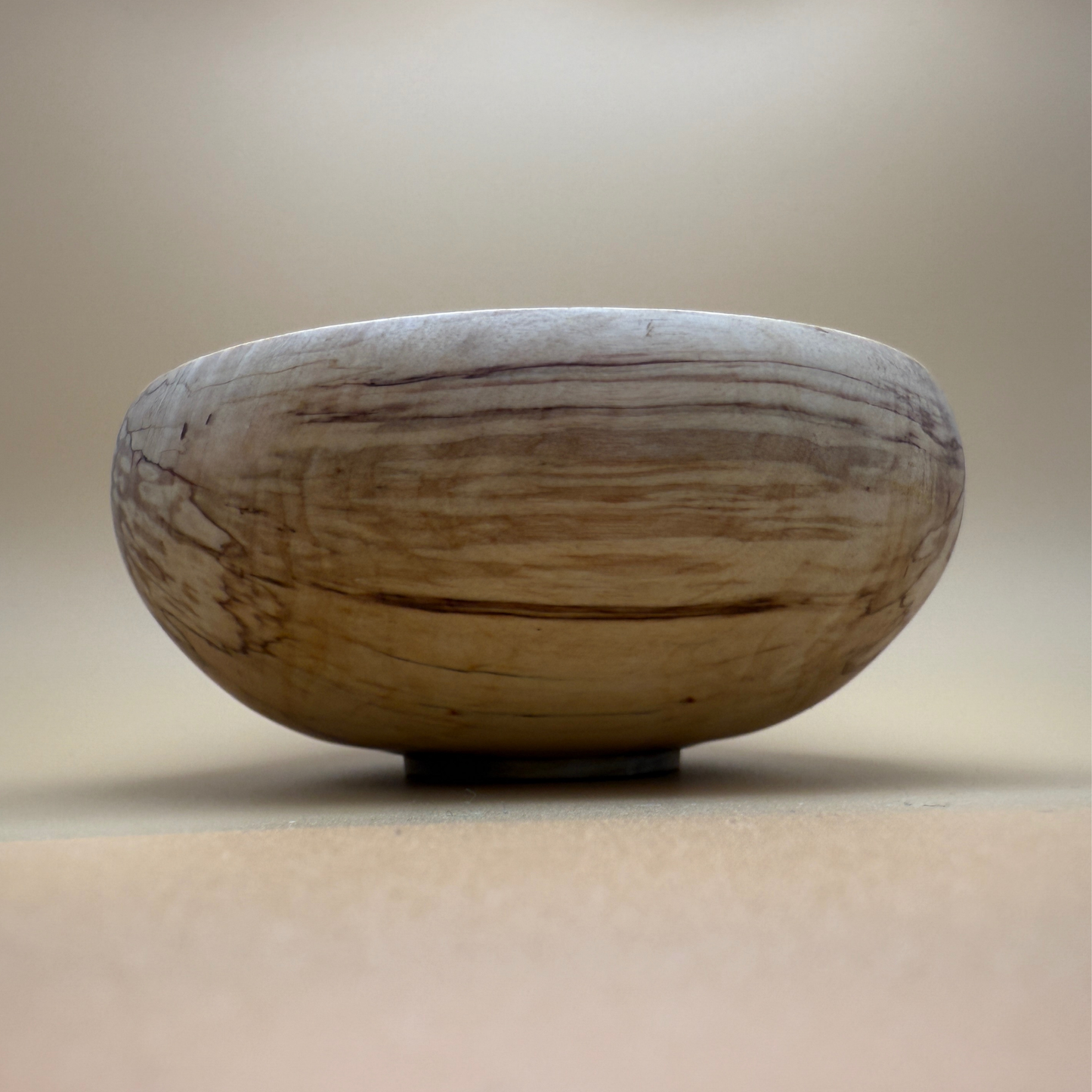Skål i spaltet træ