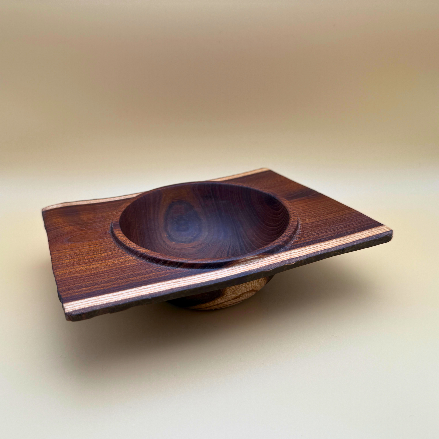 Laburnum-træskål med rå kanter og firkantet kant