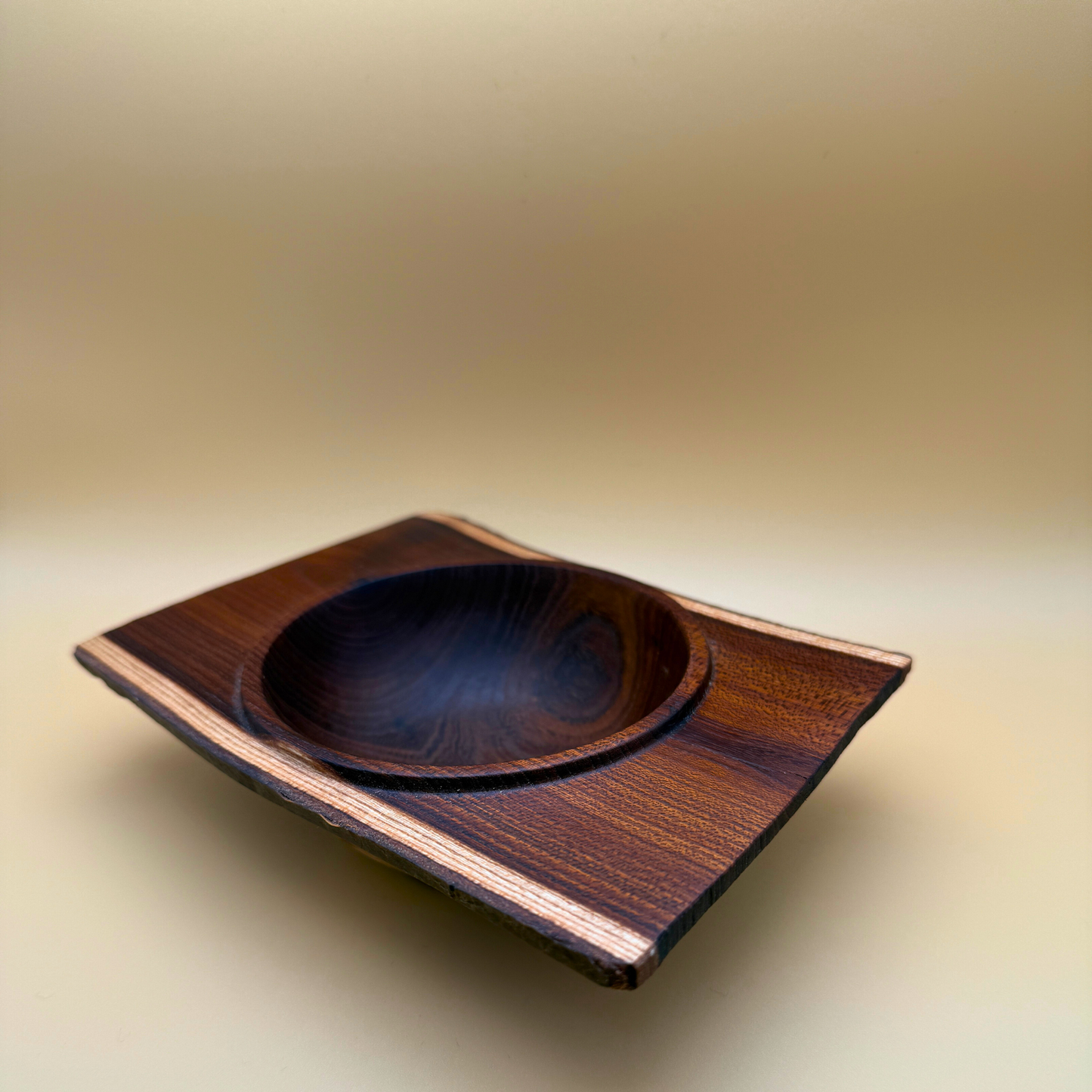 Laburnum-træskål med rå kanter og firkantet kant