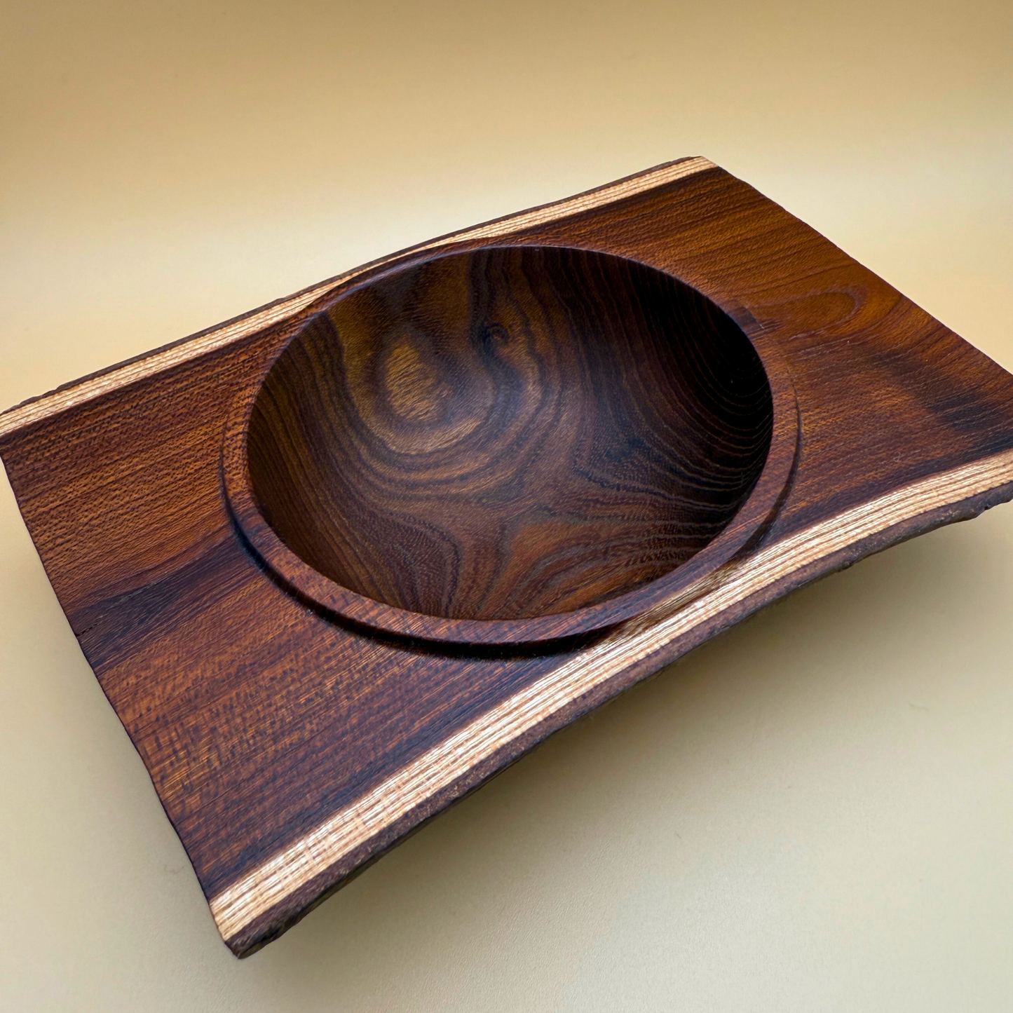 Laburnum-træskål med rå kanter og firkantet kant