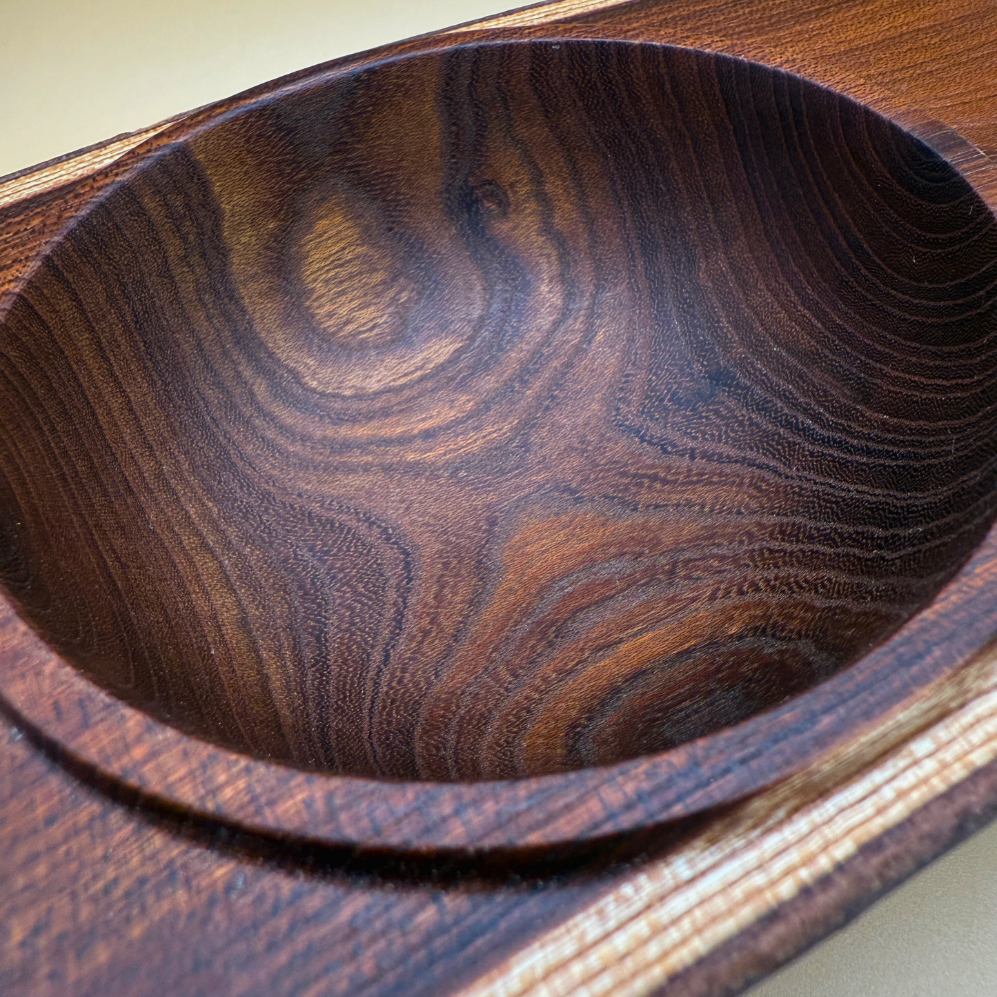 Laburnum-træskål med rå kanter og firkantet kant