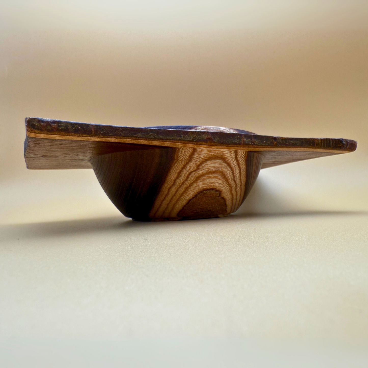 Laburnum-træskål med rå kanter og firkantet kant