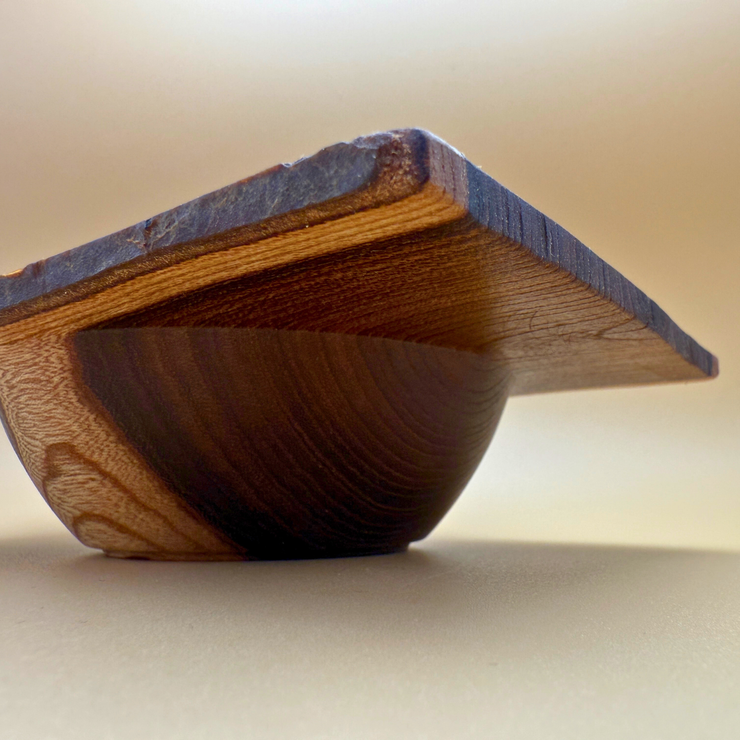 Laburnum-træskål med rå kanter og firkantet kant