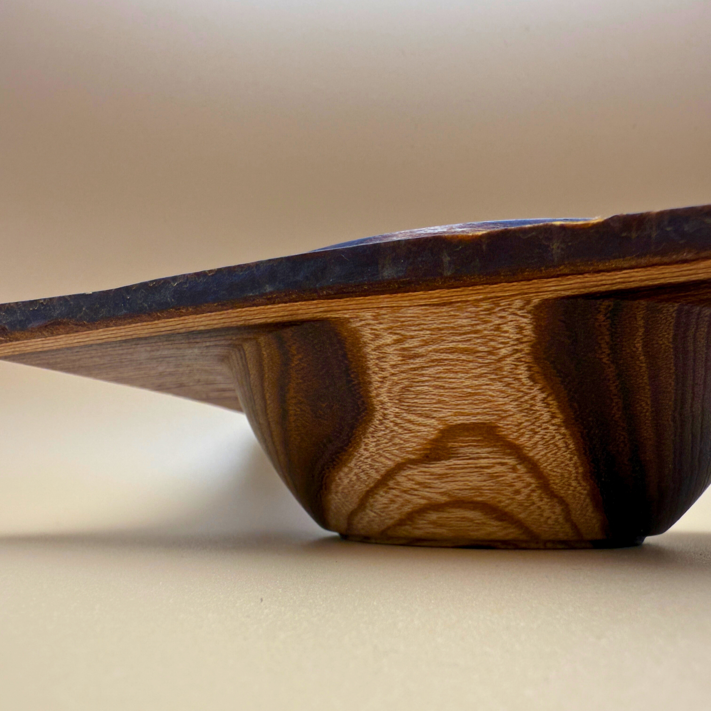 Laburnum-træskål med rå kanter og firkantet kant