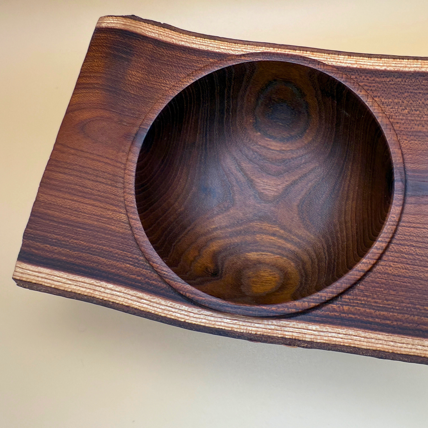 Laburnum-træskål med rå kanter og firkantet kant