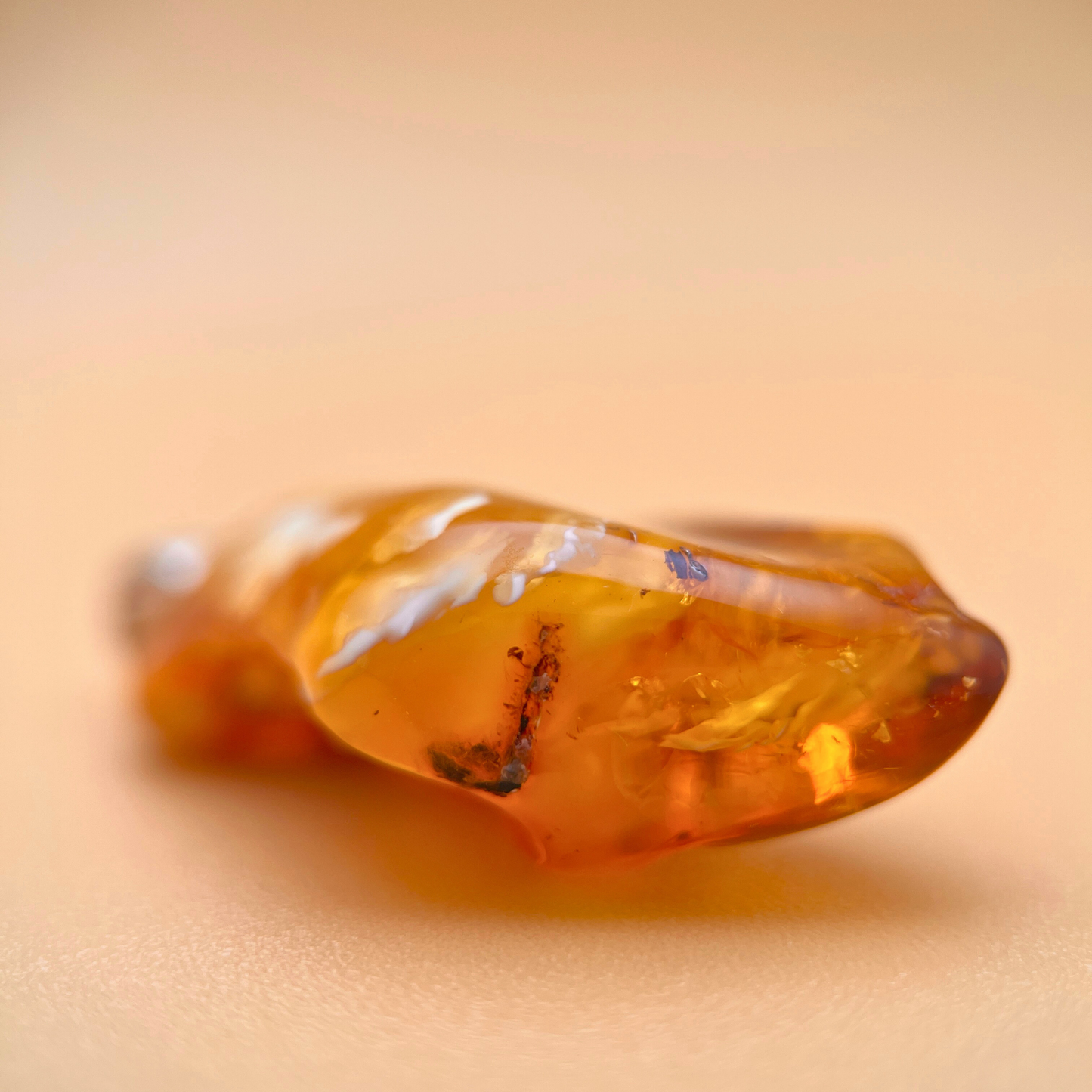 Rav vedhæng med mælkeagtige skyer