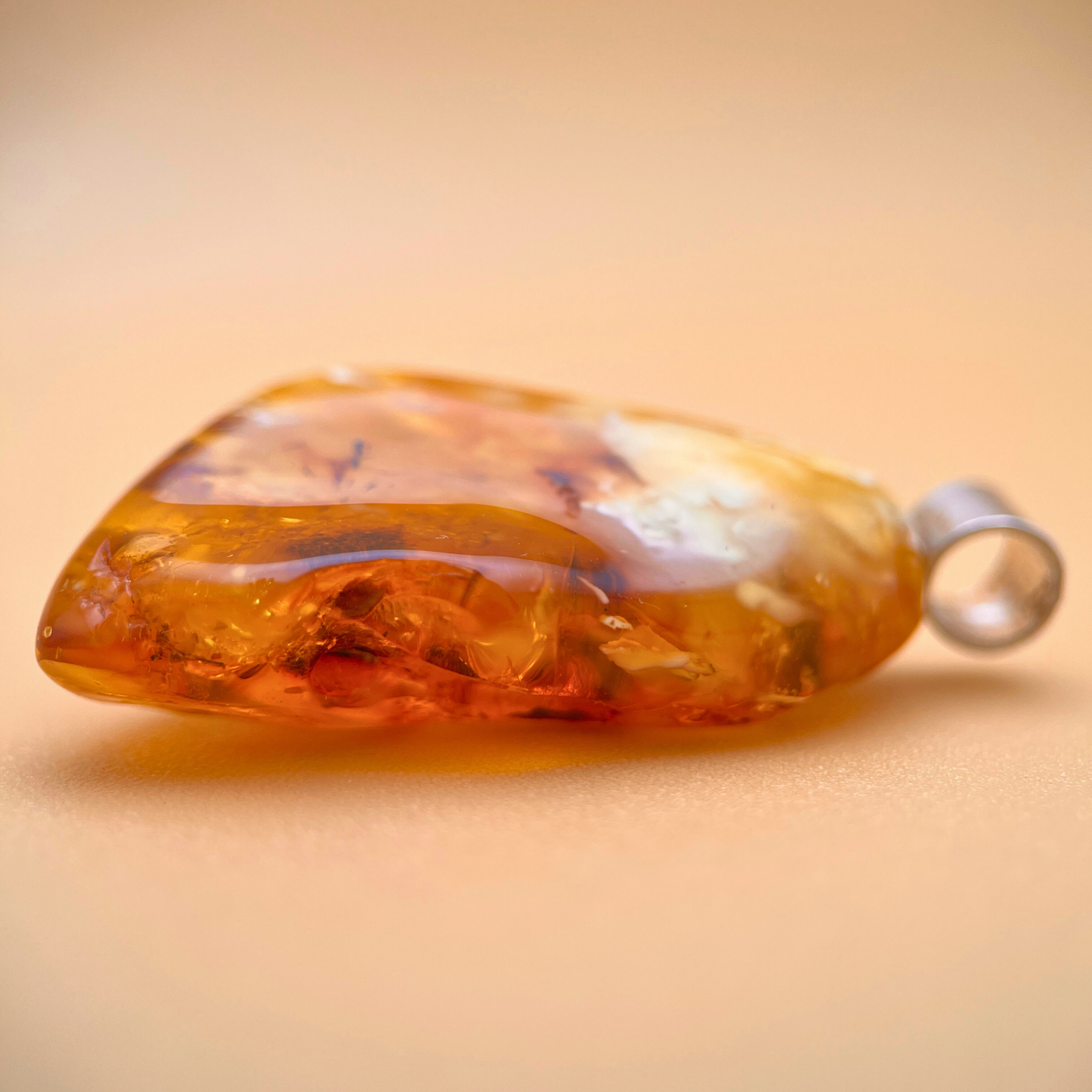 Rav vedhæng med mælkeagtige skyer