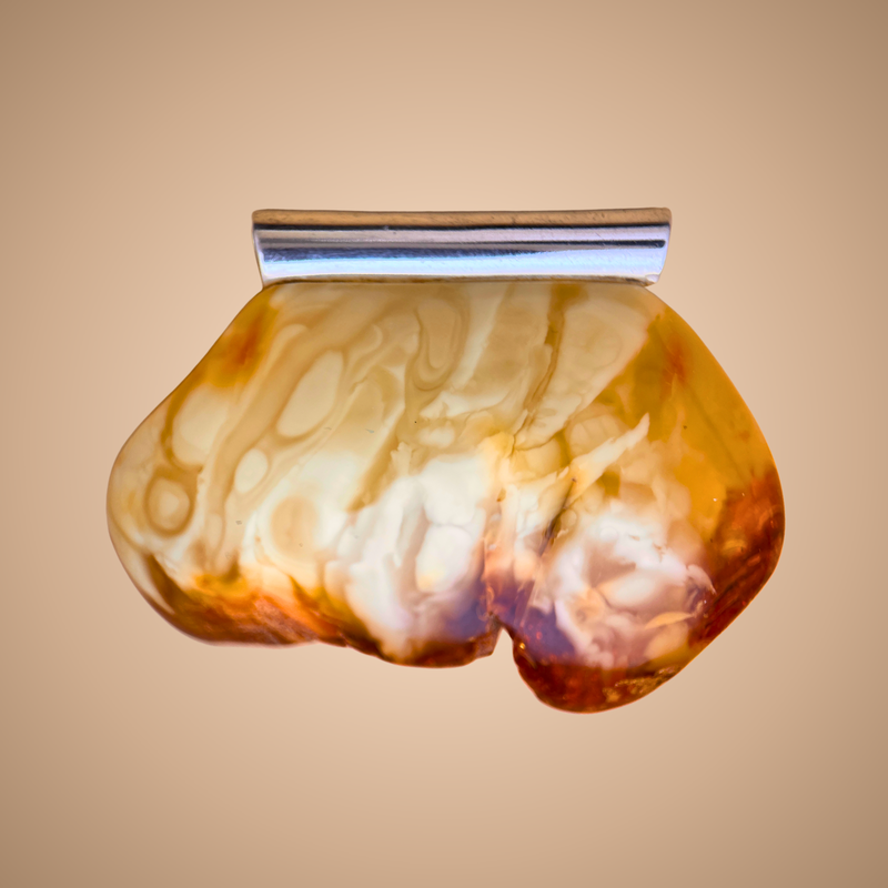 Bernsteinanhänger mit Milchwolken