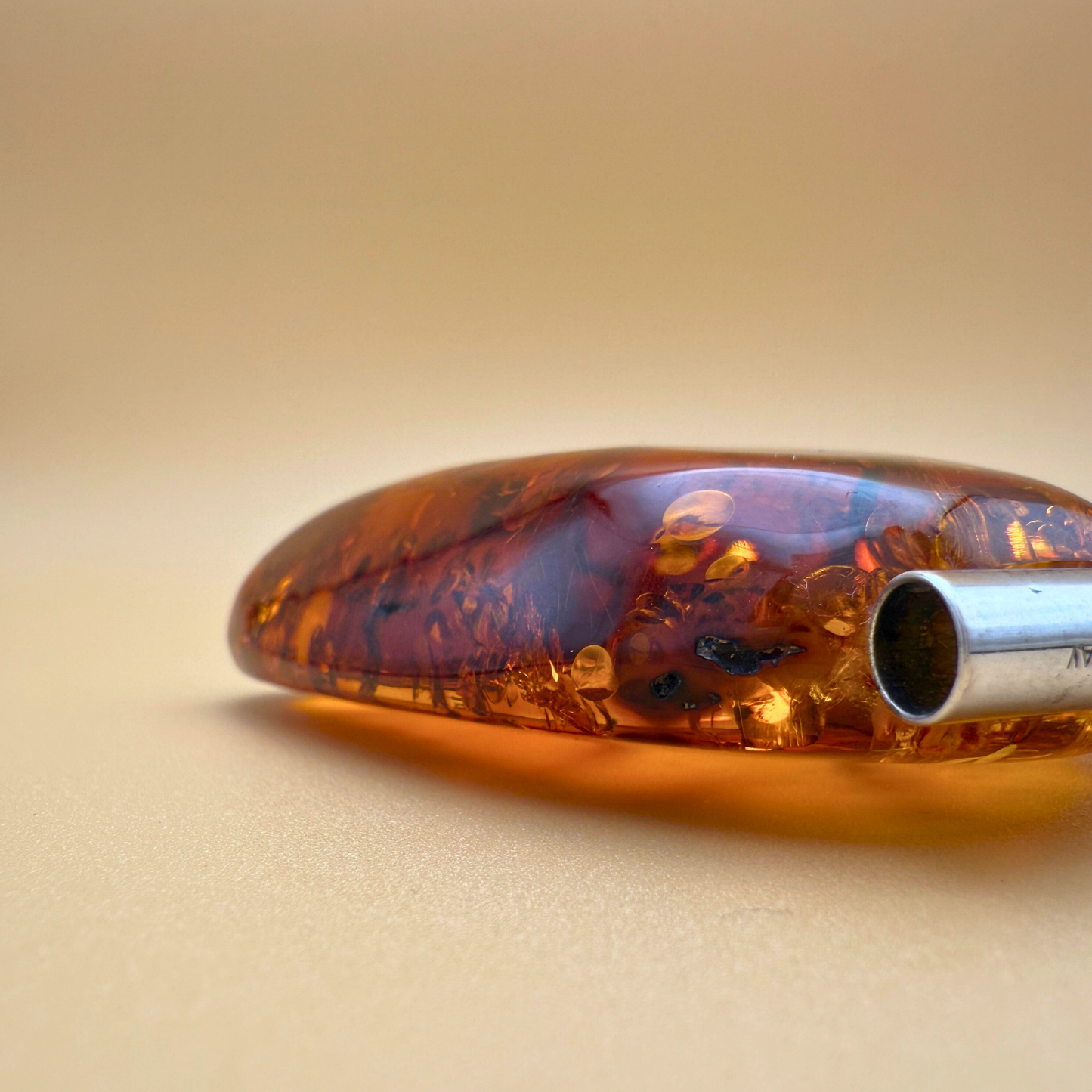 Stort cognacfarvet ravvedhæng med rør i sterlingsølv