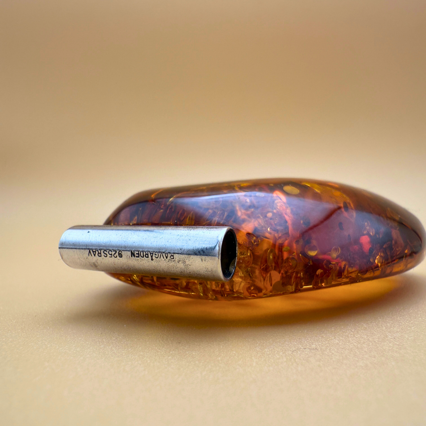 Stort cognacfarvet ravvedhæng med rør i sterlingsølv