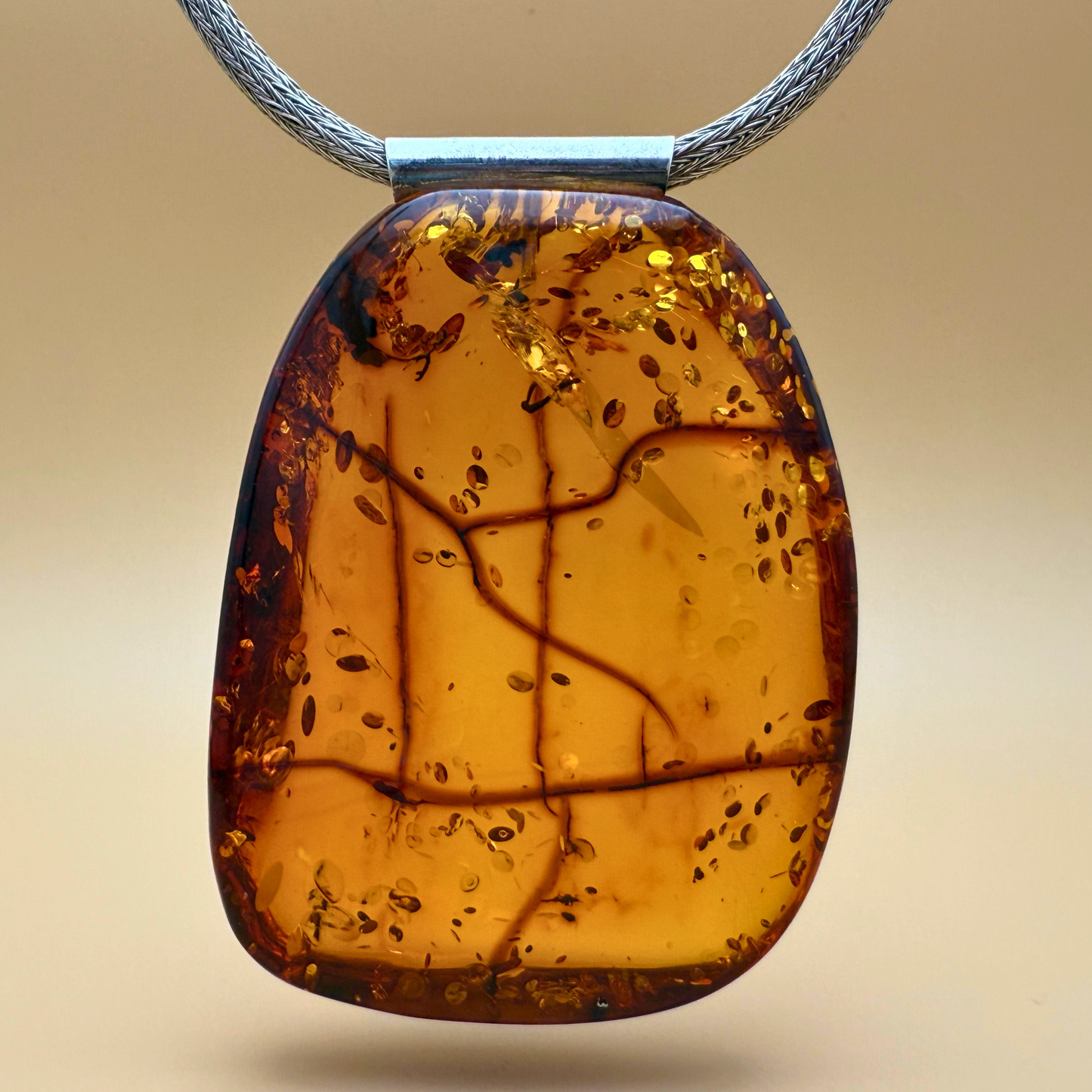 Stort cognacfarvet ravvedhæng med rør i sterlingsølv