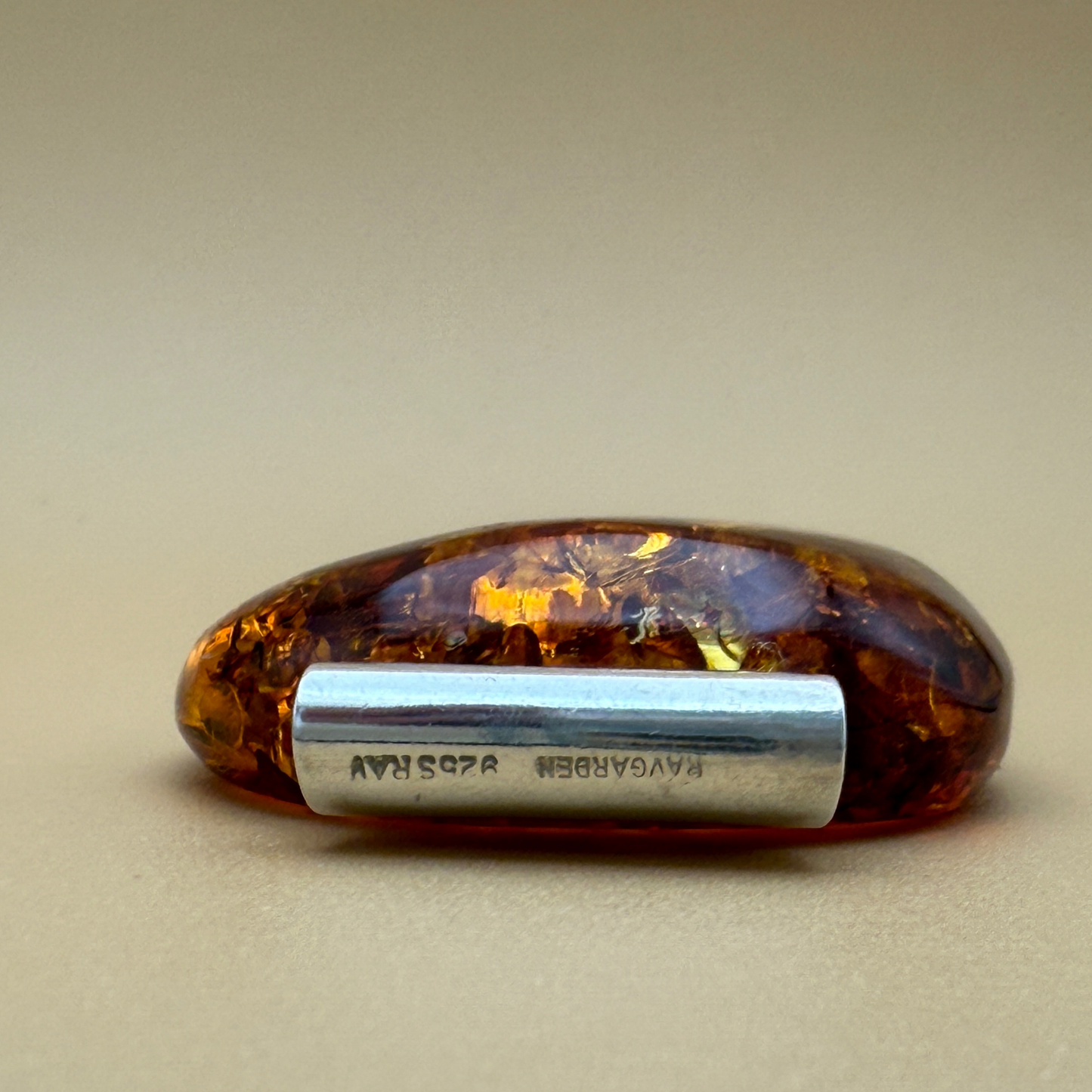 Almond Bernsteinanhänger – cognac shimmer