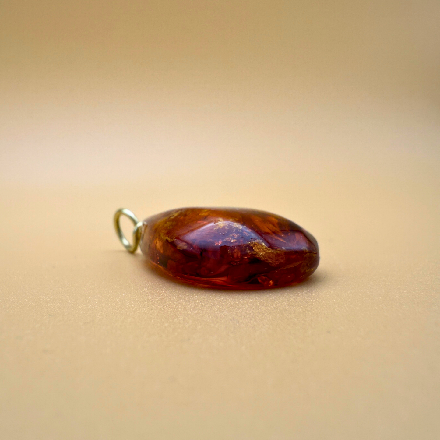 Teardrop-shaped amber pendant with gold - Ravgaard
