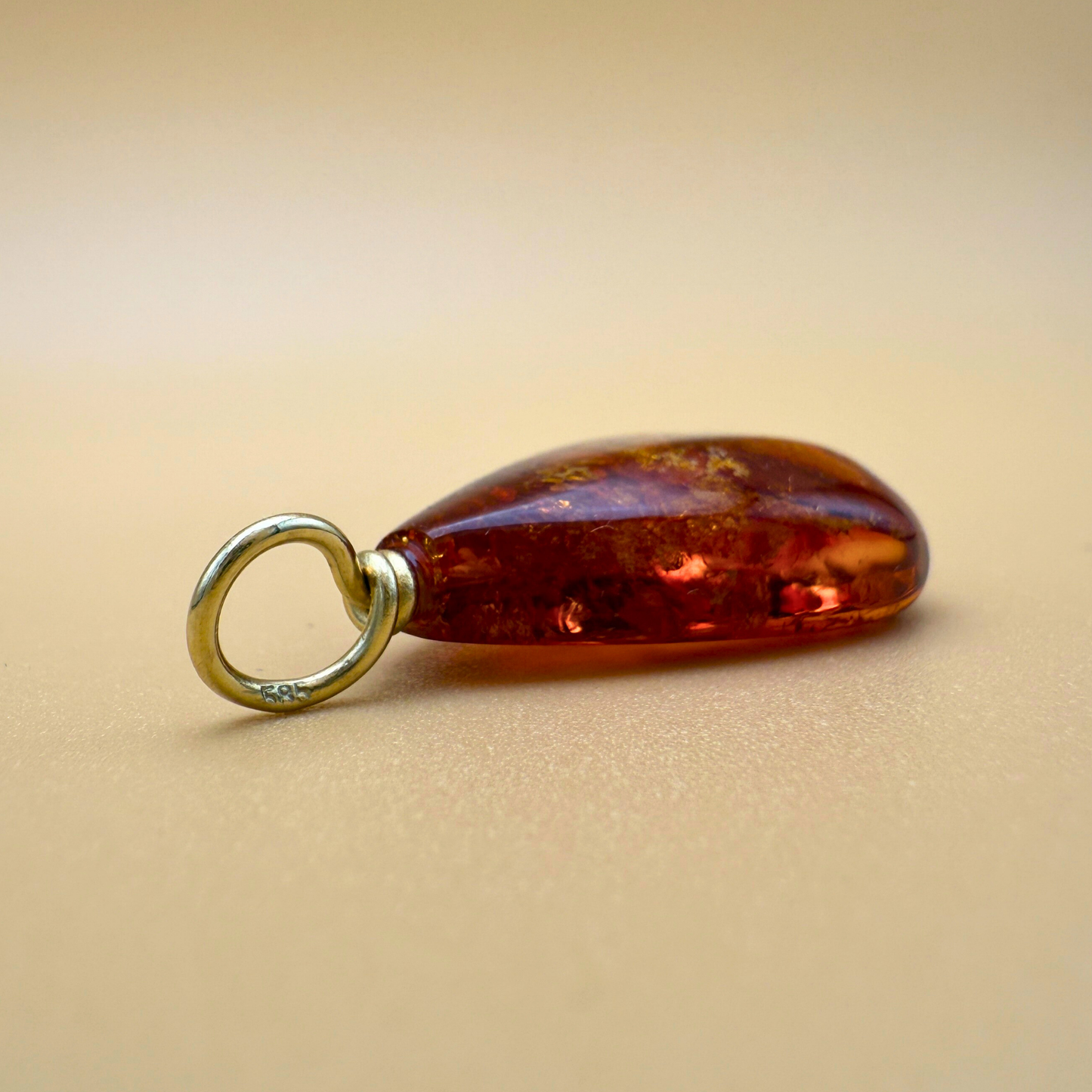 Teardrop-shaped amber pendant with gold - Ravgaard