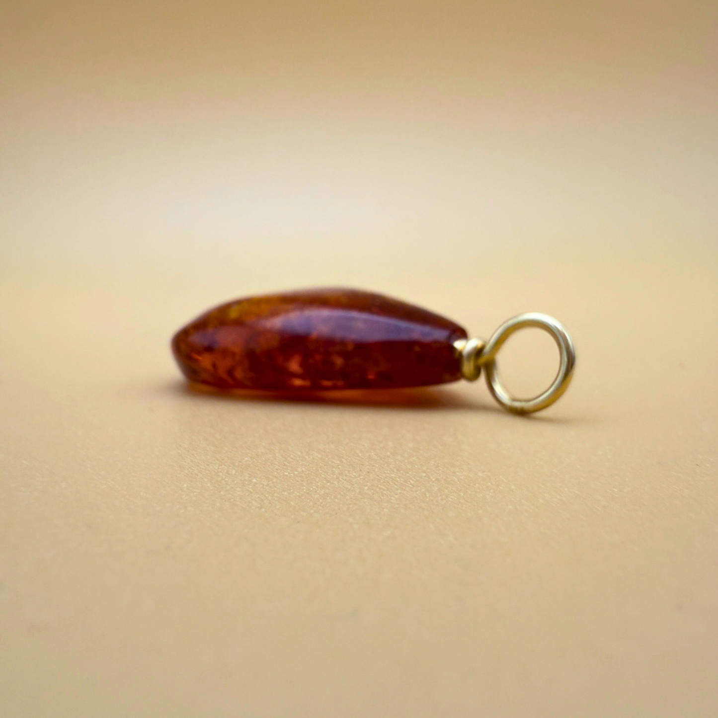 Teardrop-shaped amber pendant with gold - Ravgaard