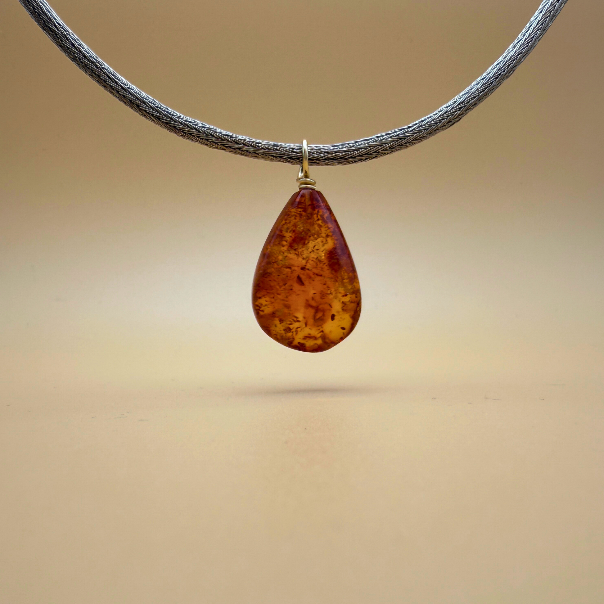 Teardrop-shaped amber pendant with gold on a handknitted chain - Ravgaard