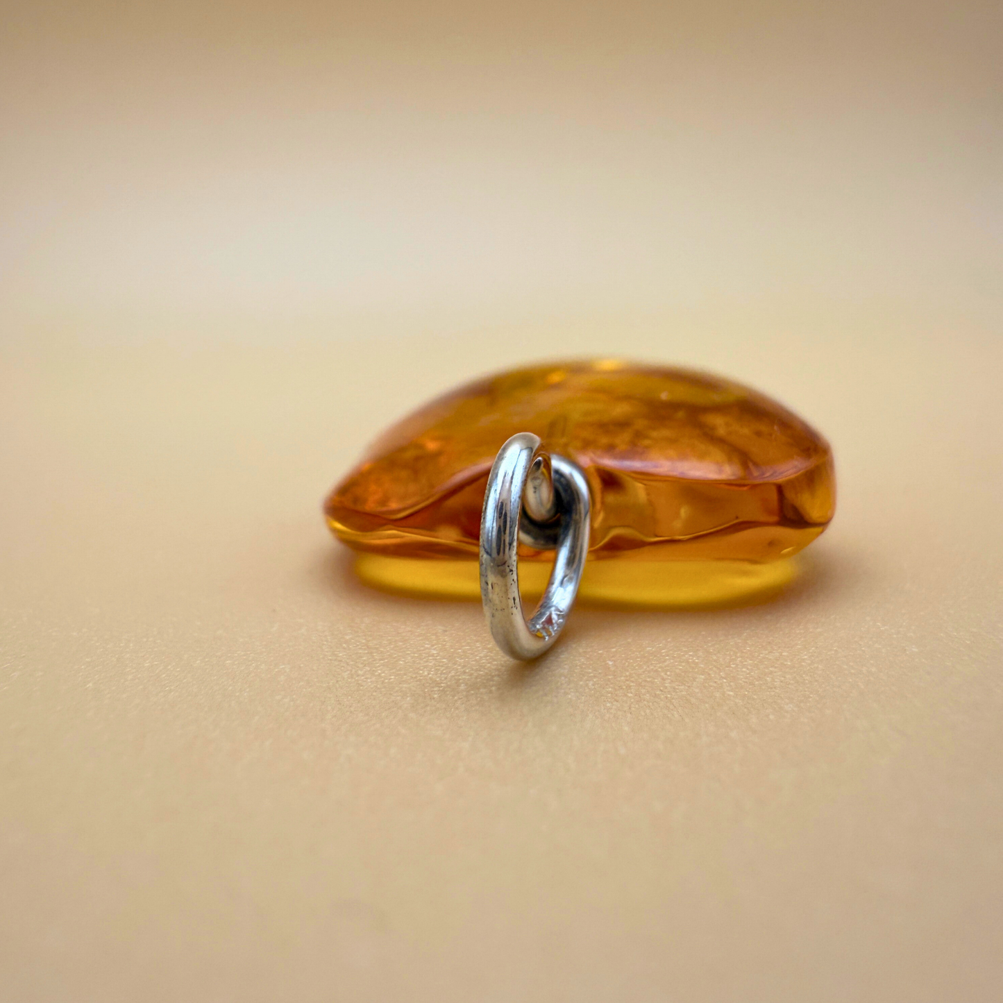 Bernsteinanhänger mit tanzendem Herz in klarem Citringelb