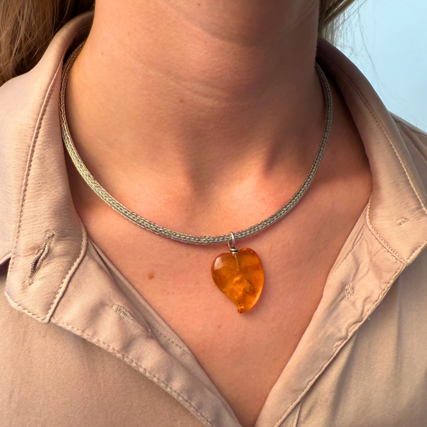 Bernsteinanhänger mit tanzendem Herz in klarem Citringelb