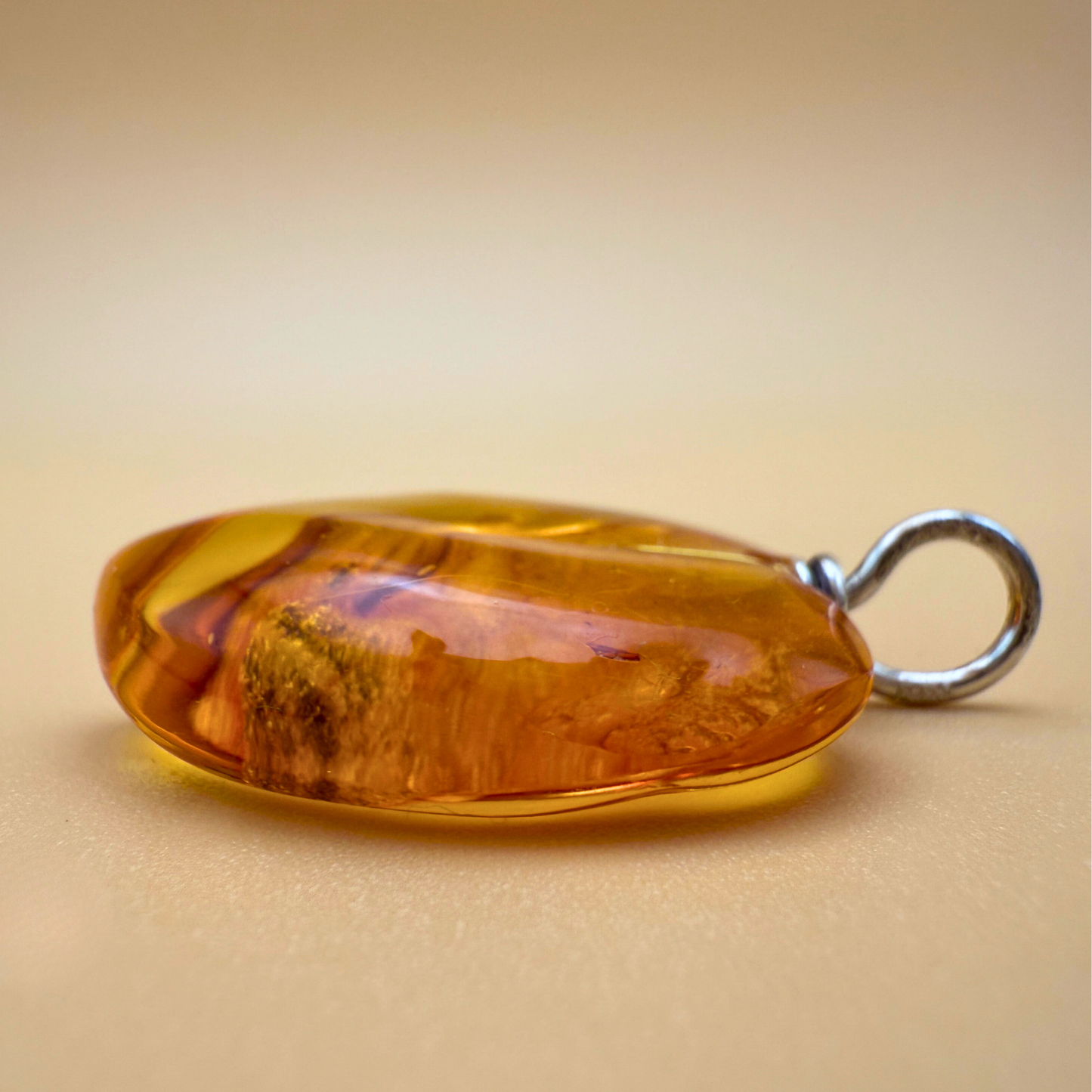 Bernsteinanhänger mit tanzendem Herz in klarem Citringelb