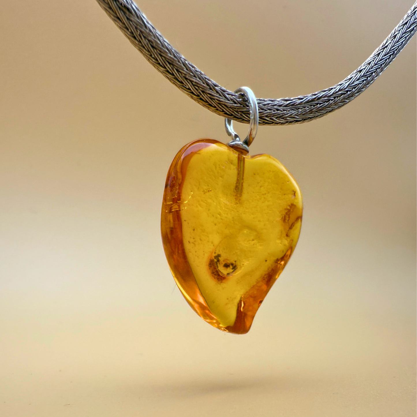Bernsteinanhänger mit tanzendem Herz in klarem Citringelb