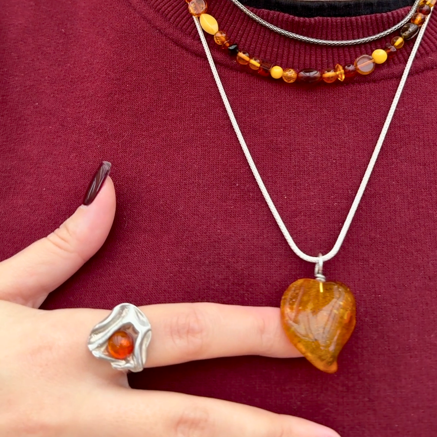 Dancing Heart Bernsteinanhänger – plant traces