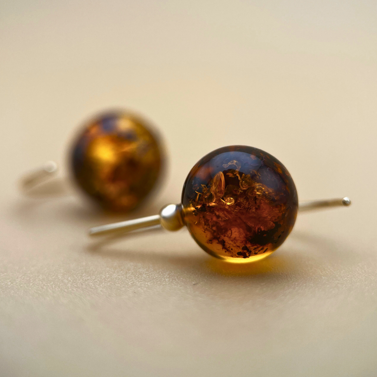 Handcrafted amber earrings in 14kt and 18kt gold — Ravgaard