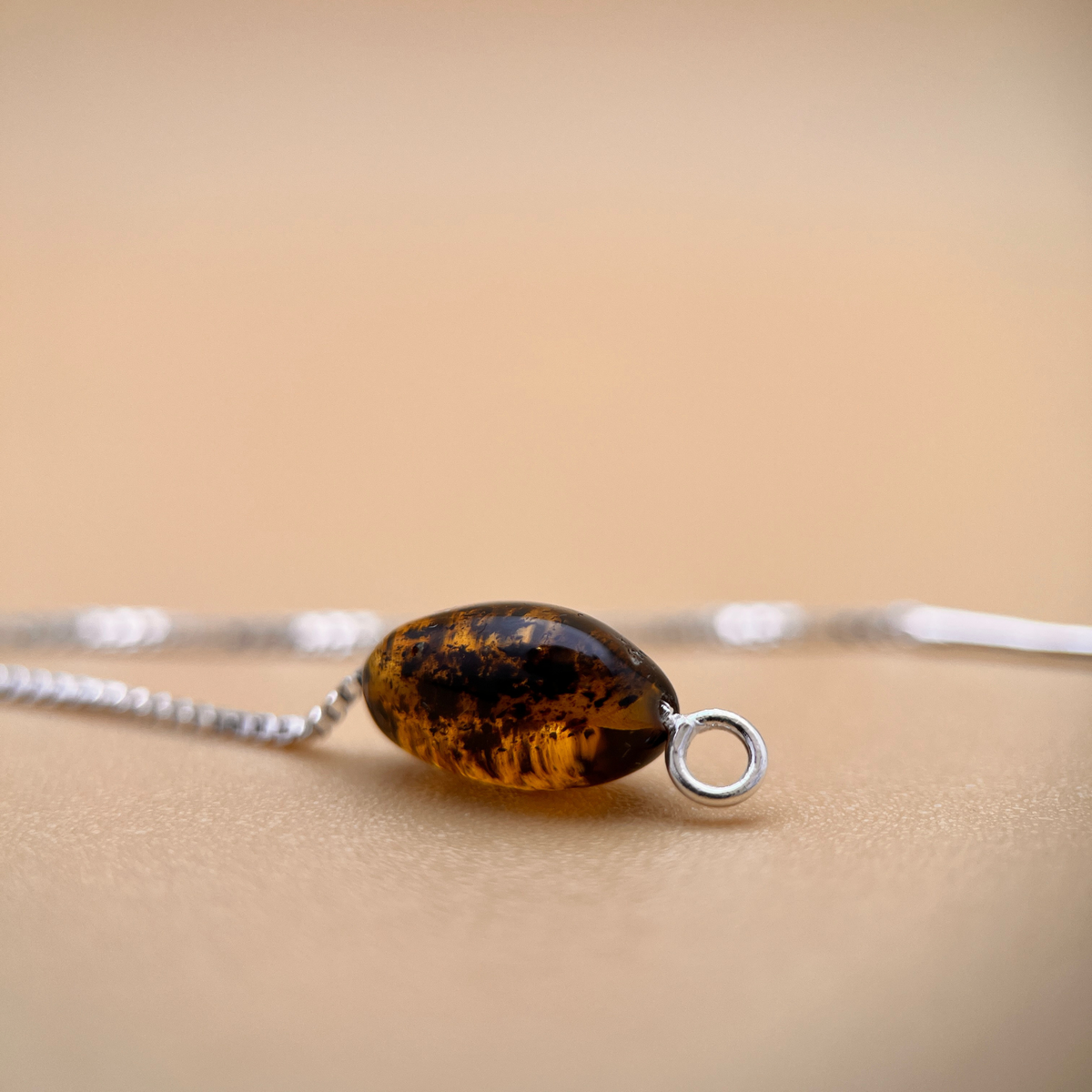 Handcrafted amber pull-through earrings in sterling silver and gold — Ravgaard