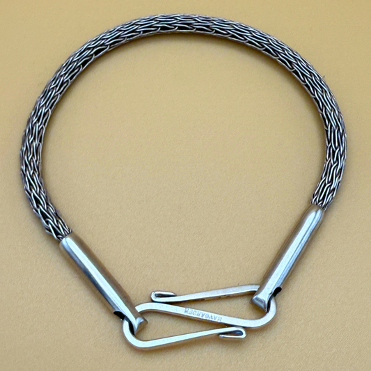 Handgestricktes Silberarmband – Einzelstich
