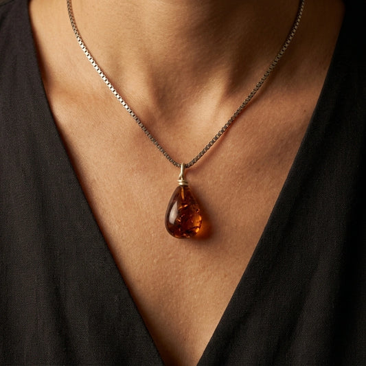Dunkler Cognac Tropfenanhänger mit 14 kt Goldfassung