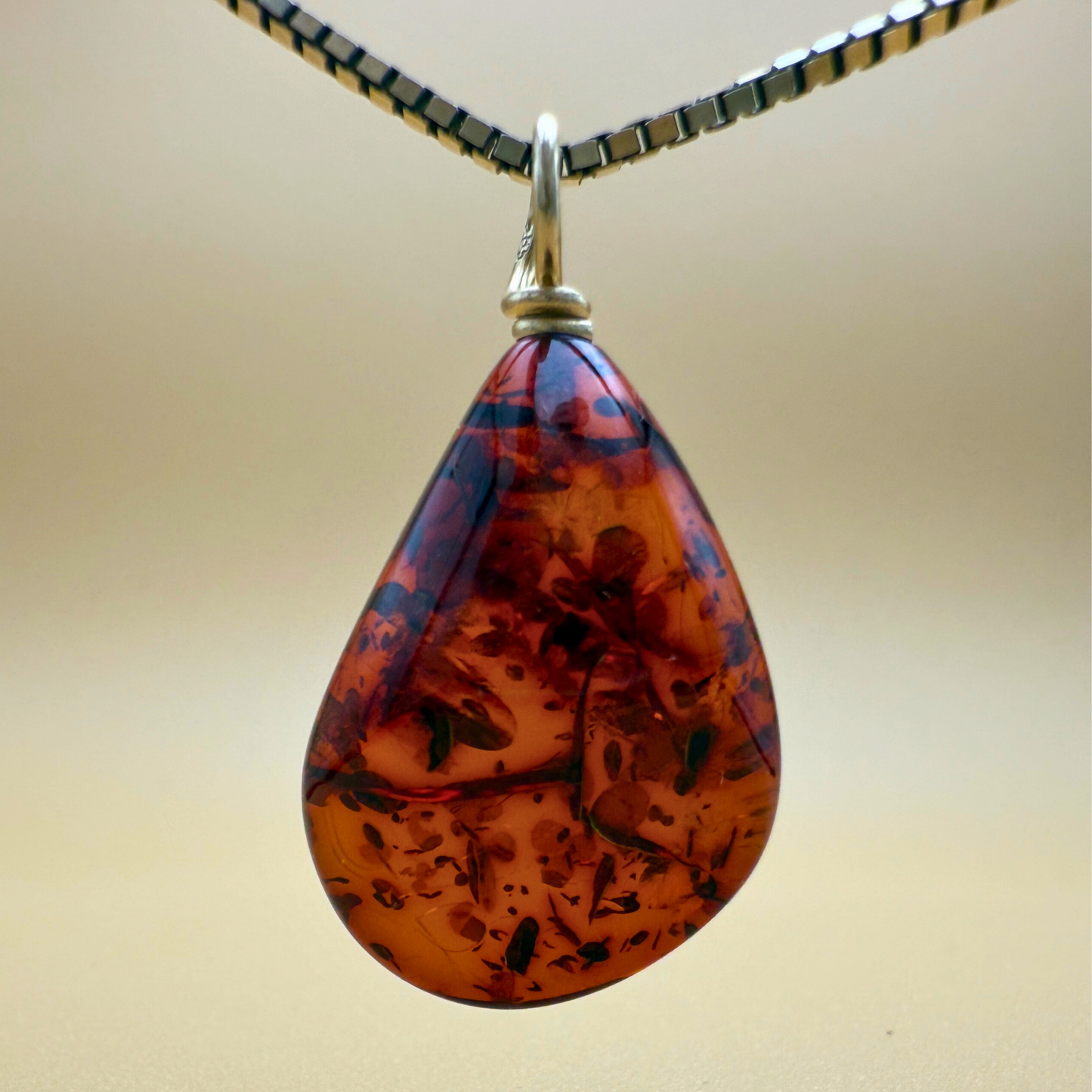 Bernstein Tropfenanhänger · Weinrot · 14 kt Gold