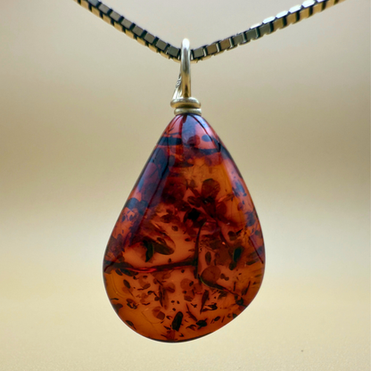 Bernstein Tropfenanhänger · Weinrot · 14 kt Gold