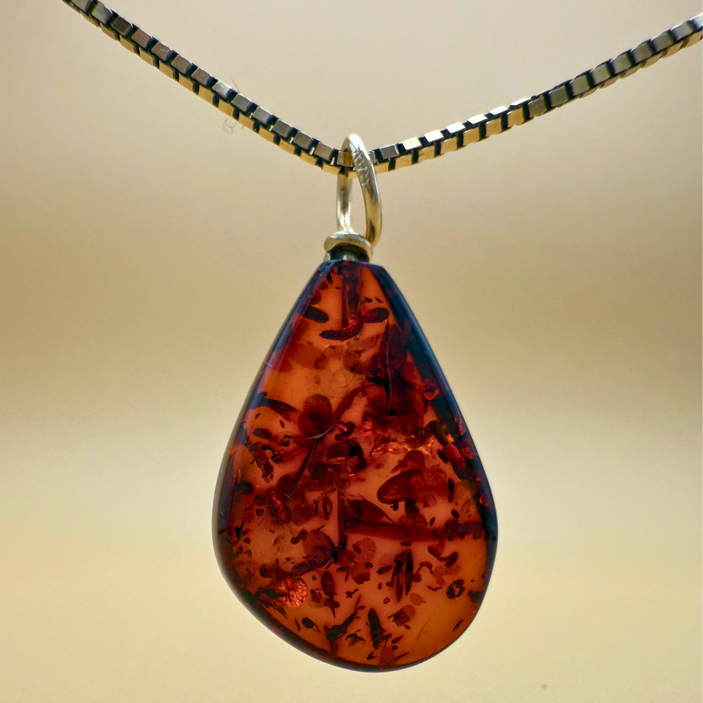 Bernstein Tropfenanhänger · Weinrot · 14 kt Gold