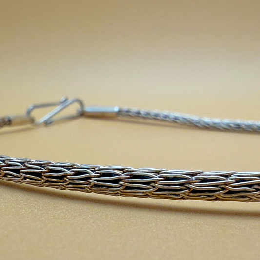 Handgestrickte Silberkette – Einzelstich