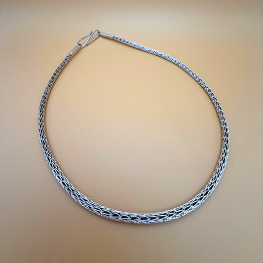 Handgestrickte Silberkette – Einzelstich