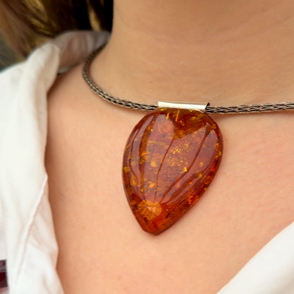 Almond Bernsteinanhänger – cognac shimmer