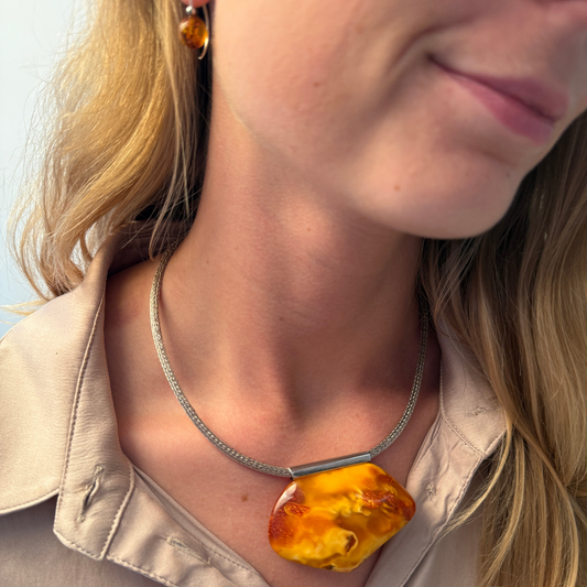 Goldener Bernsteinanhänger mit Sterlingsilberröhre