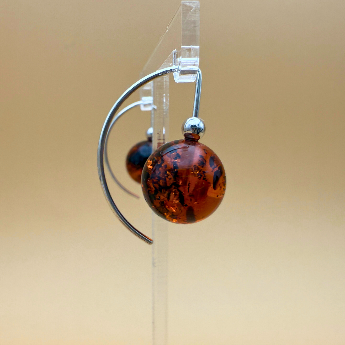 No. 1 Bernsteinohrringe – dark cognac shimmer