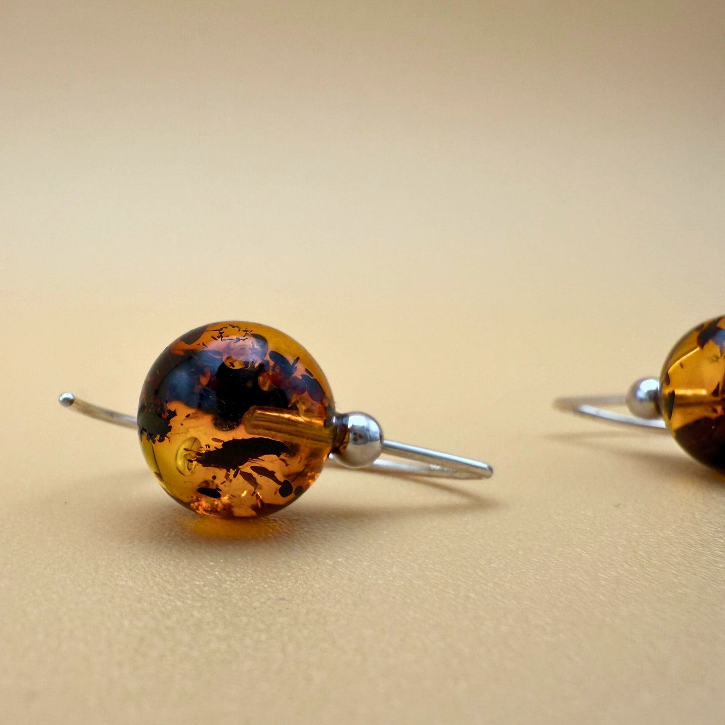 No. 1 Bernsteinohrringe – Mosslight