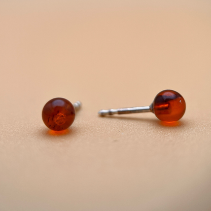 Runder Ohrstecker - Cognac
