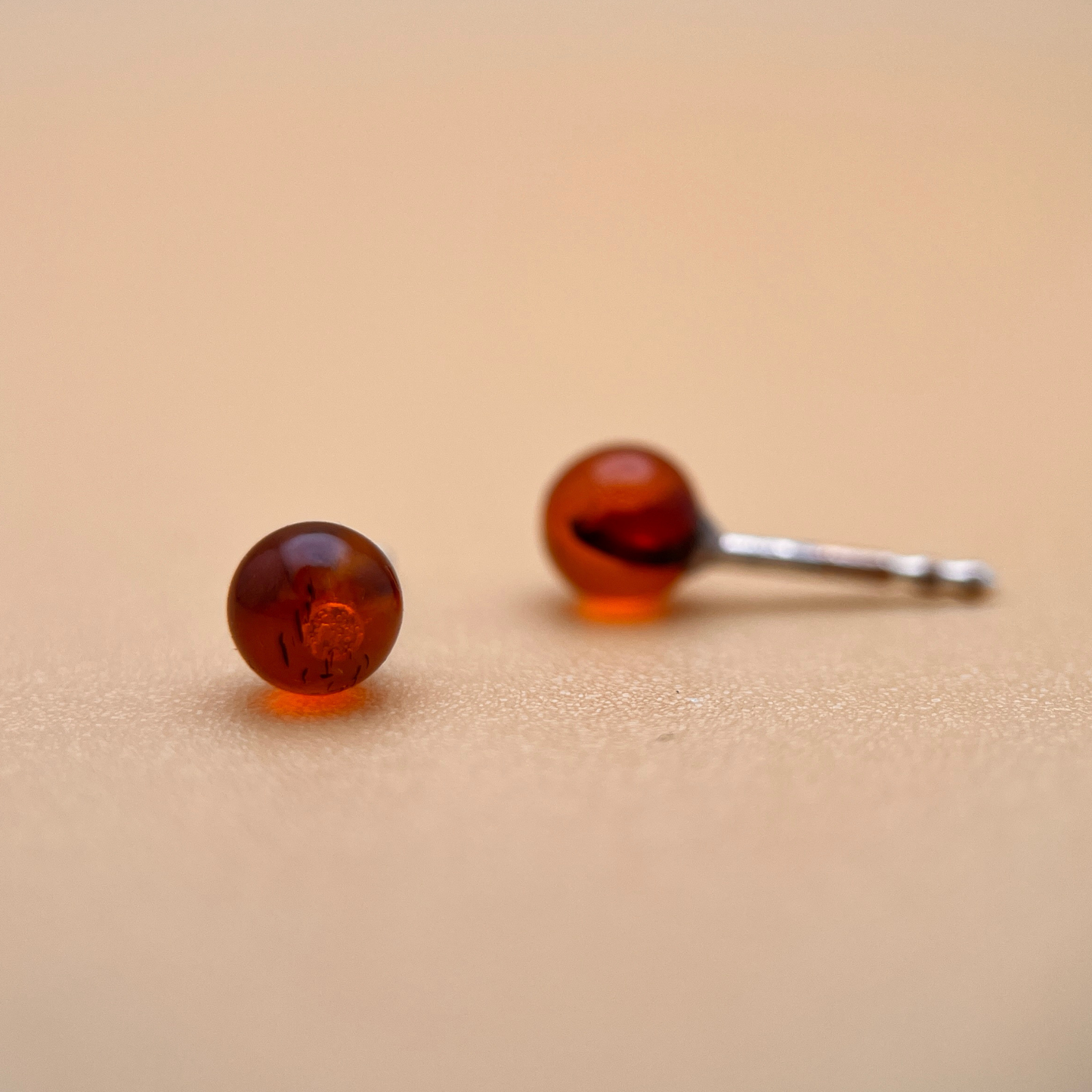 Runder Ohrstecker - Cognac