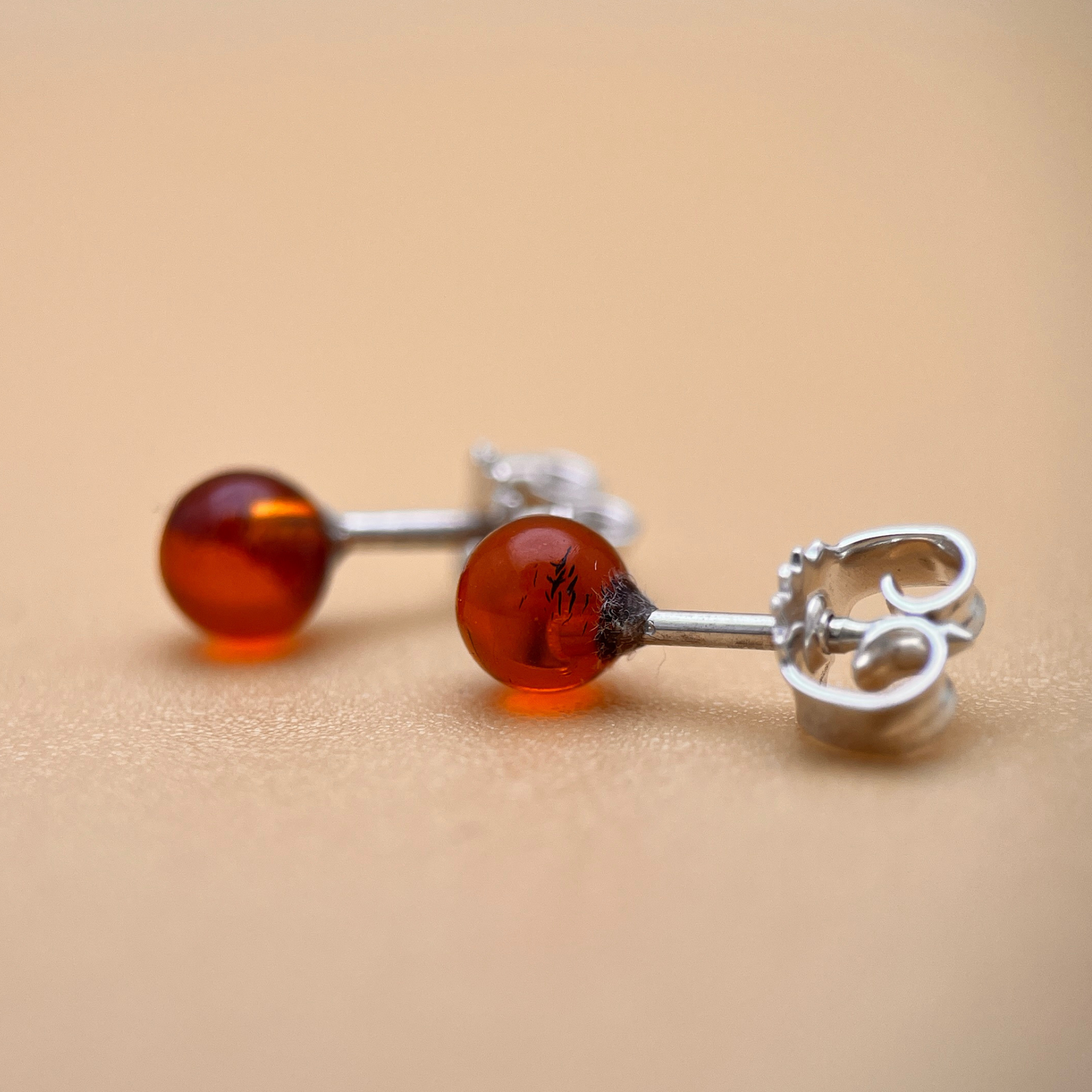Runder Ohrstecker - Cognac