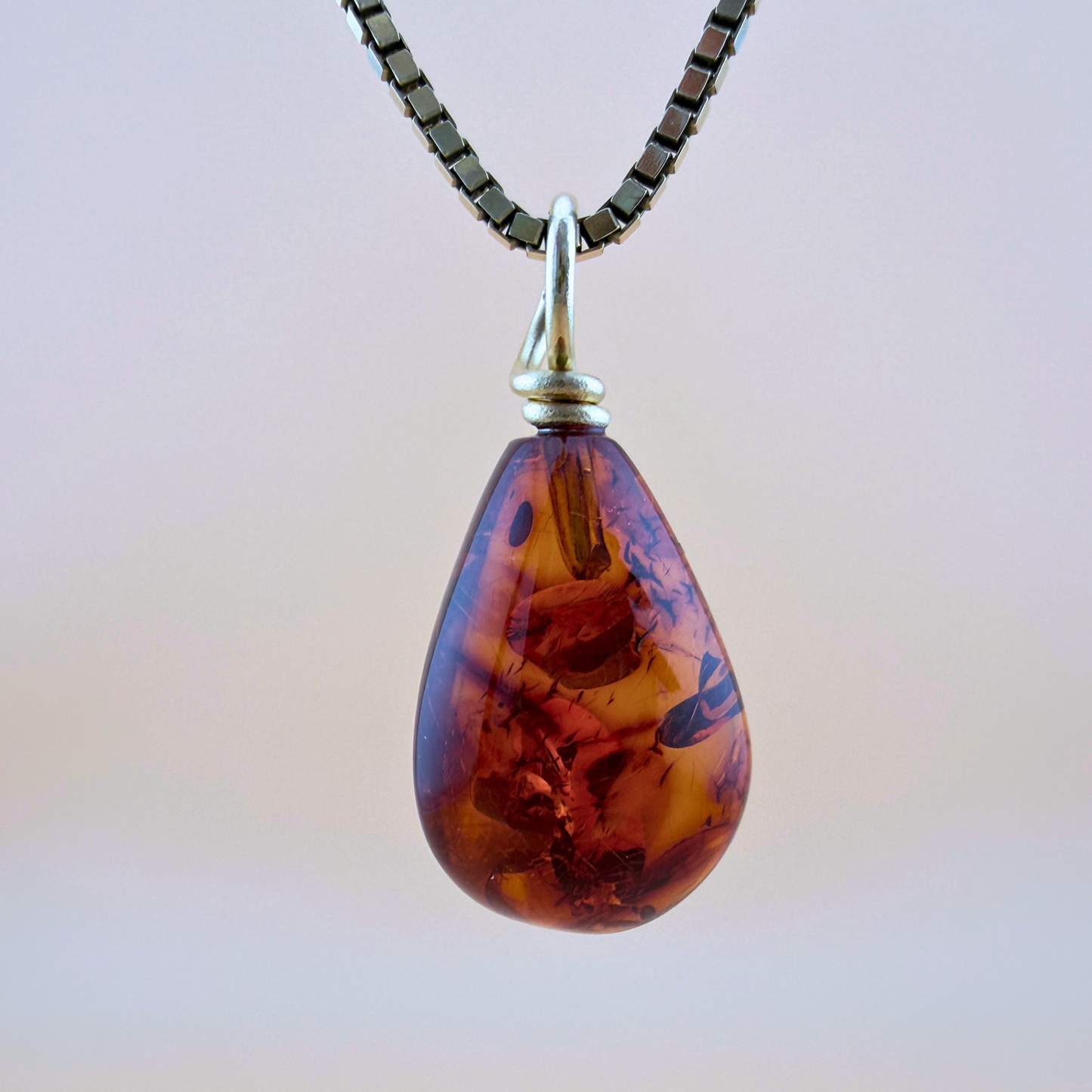 Dunkler Cognac Tropfenanhänger mit 14 kt Goldfassung